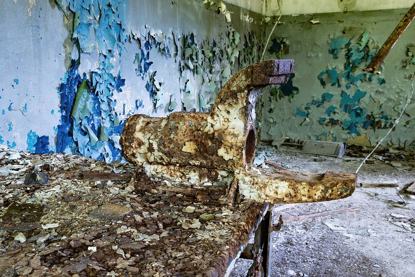 Alter grosser Schraubstock mit Rost und Patina in alter Werkstatt - Lost Place Alter Flugplatz Rangsdorf von Frank Herrmann