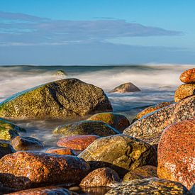 Stenen aan de Baltische kust bij Warnemünde op een stormachtige dag. van Rico Ködder