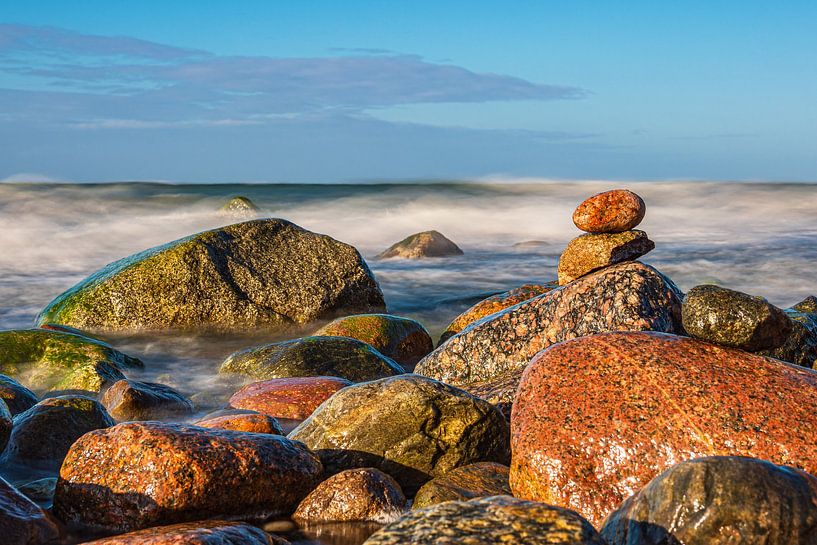 Steine an der Ostseeküste bei Warnemünde an einem stürmischen von Rico Ködder