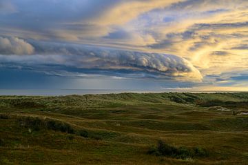 Stormwolken in de lucht boven de duinen van Texel van Sjoerd van der Wal Fotografie