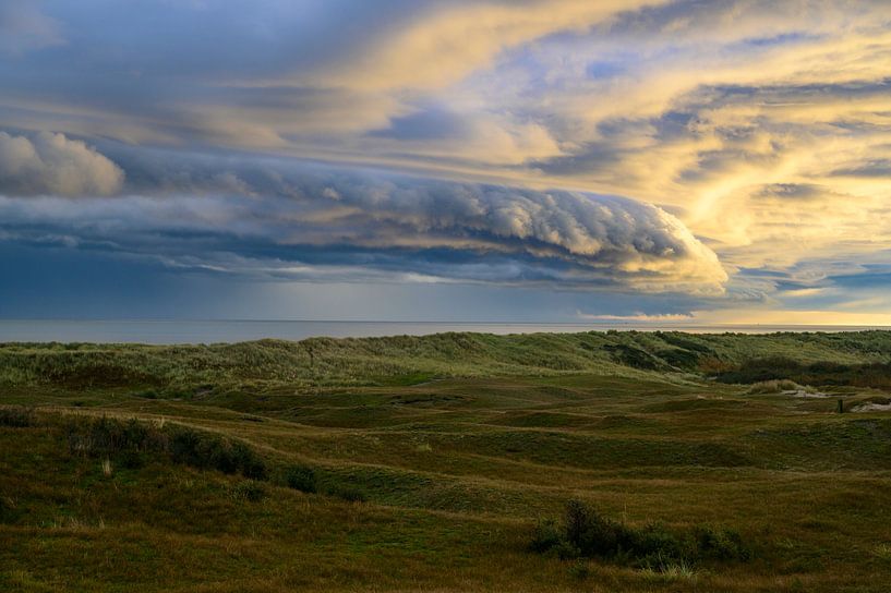 Stormwolken in de lucht boven de duinen van Texel van Sjoerd van der Wal Fotografie