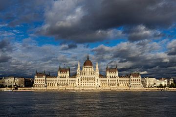 Het Hongaarse parlement in Boedapest aan de Donau van Roland Brack