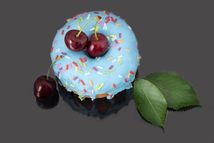 Donut vor grauem Hintergrund von Ulrike Leone