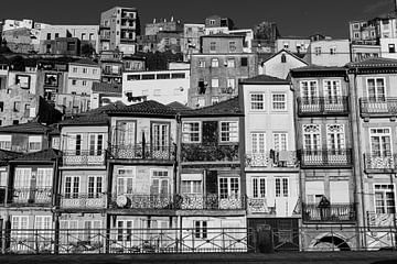 Häuser in Porto (schwarz und weiß) von Ellis Peeters