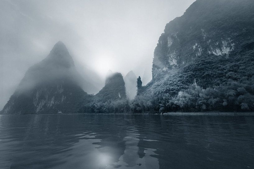 Li rivier met Karst gebergte in de mist, China in zwart wit von Ruurd Dankloff