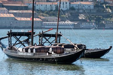 Péniches de transport dans le port de Porto sur Detlef Hansmann Photography