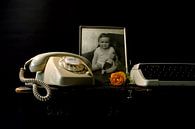 Stilleben mit Retro-Telefon und Schreibmaschine. von Therese Brals Miniaturansicht