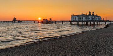 Seebrücke am Strand von Sellin bei Sonnenaufgang von Markus Lange