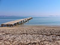 Verweerde pier/stijger  op strand van Corfu, Griekenland