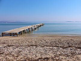 Verweerde pier/stijger  op strand van Corfu, Griekenland van Monrey