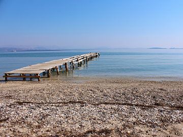 Verweerde pier/stijger  op strand van Corfu, Griekenland van Monrey
