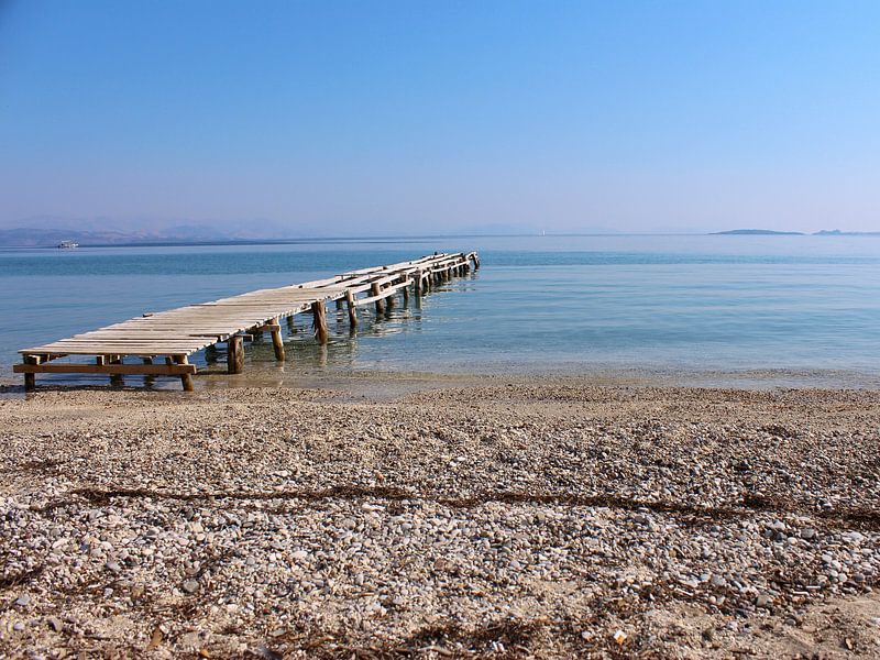 Verweerde pier/stijger  op strand van Corfu, Griekenland van Monrey