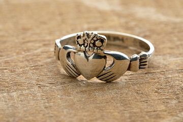 Traditionele zilveren Ierse Claddagh ring uit de stad Galway van Frans Rombout