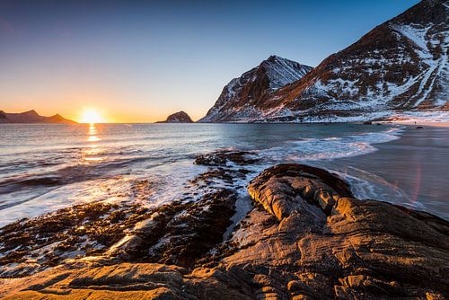 Der berühmte Sandstrand bei Haukland während des Sonnenuntergangs auf den Lofoten in Norwegen an ein