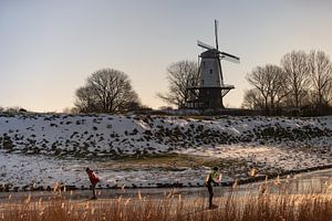 Des patineurs entre les hautes herbes près du moulin De Koe 2