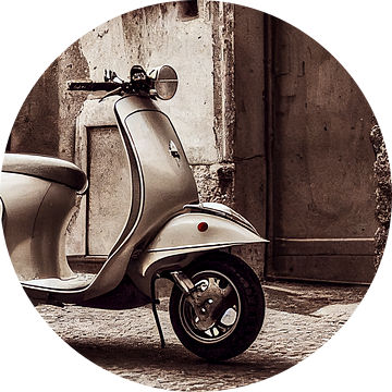 vintage scooter op de weg illustratie van Animaflora PicsStock