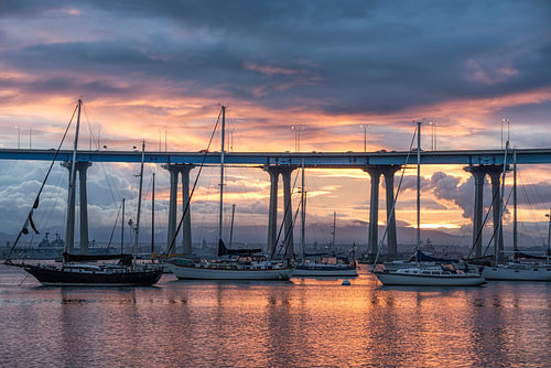 Feuerroter Himmel bei Sonnenaufgang – Coronado-Brücke