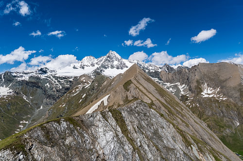 Aussicht vom Figerhorn über die Freiwandspitze zum Großglockner, dem höchsten Berg von Österreich
