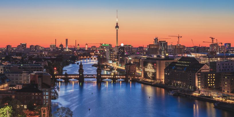 Mediaspree Berlijn Skyline Blue Hour van Jean Claude Castor
