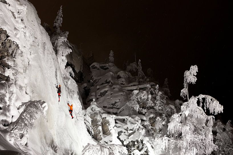 Ijsklimmen in de nacht Fins Lapland van Menno Boermans