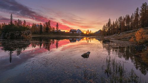 Lago Federa bij zonsopkomst Dolomieten in Italië