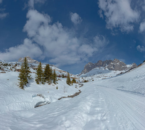 Het Schanielenbachtal naar Partnun en de bergkam Wiss Platte en Schijenfluhe, Sankt Antönien, Graubünden - Prättigau, Zwitserland