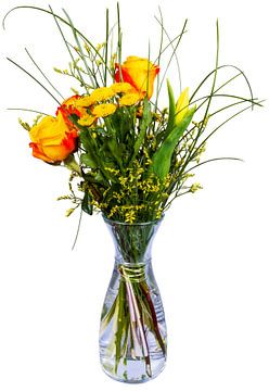 Boeket bloemen in een glazen vaas op een witte achtergrond van ManfredFotos