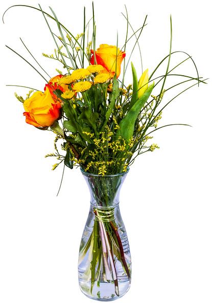 Boeket bloemen in een glazen vaas op een witte achtergrond van ManfredFotos