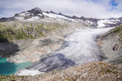 Zomers berglandschap in Zwitserland met groene alpenweiden en markante bergtoppen.