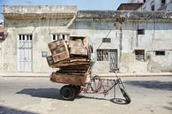 Ein altes, abgenutztes Fahrrad im Rikscha-Stil in einer Straße von Havanna, Kuba. von Tjeerd Kruse Miniaturansicht
