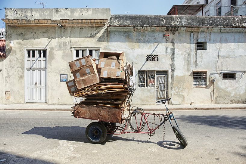 Ein altes, abgenutztes Fahrrad im Rikscha-Stil in einer Straße von Havanna, Kuba. von Tjeerd Kruse