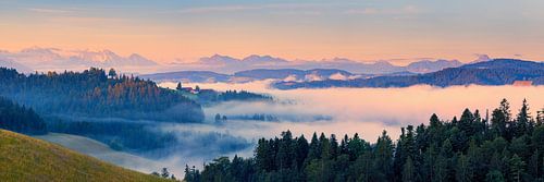 Panorama en zonsopkomst in Emmental, Zwitserland