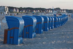 Rostock-Warnemuende : Blaue Strandkörbe, Strand bei Abendsonne