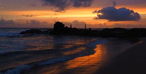Vissers bij zonsondergang - Sri Lanka - strand sur Robert-Jan van Lotringen