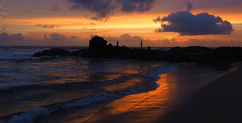 Vissers bij zonsondergang - Sri Lanka - strand von Robert-Jan van Lotringen