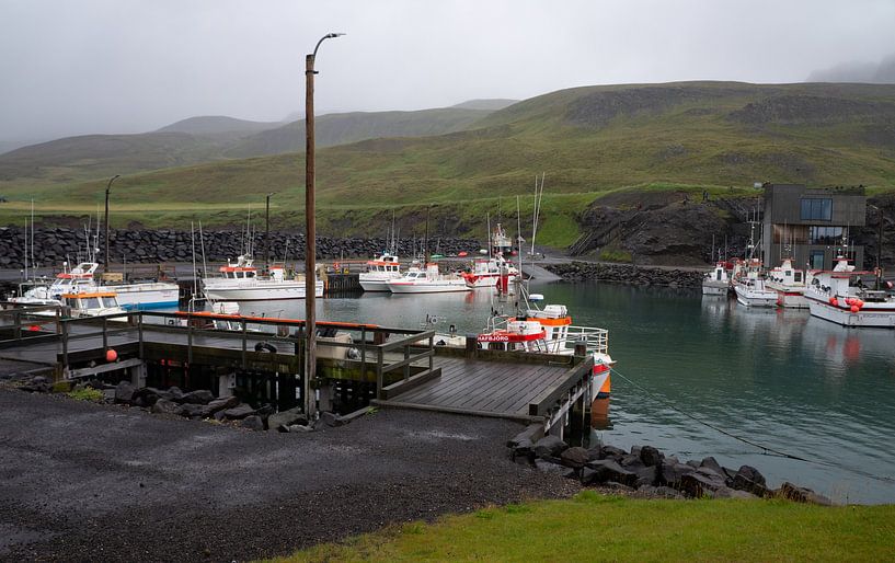 Kleine haven in Ijsland van Imme Bregman