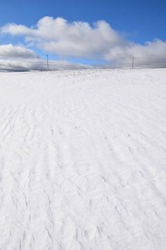 Un champ en hiver sous un ciel nuageux sur Claude Laprise