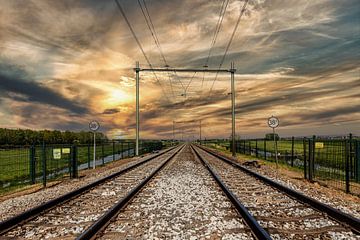 Treinrails naar nergens met een mooie lucht. van Brian Morgan