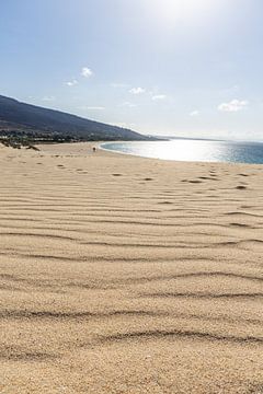 Uitzicht over een zandduin naar de zee, Duna de Valdevaqueros, Tarifa, Andalusië, Spanje. van Fotos by Jan Wehnert