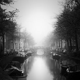 Haarlem en noir et blanc : Bakenessergracht dans le brouillard. sur Olaf Kramer