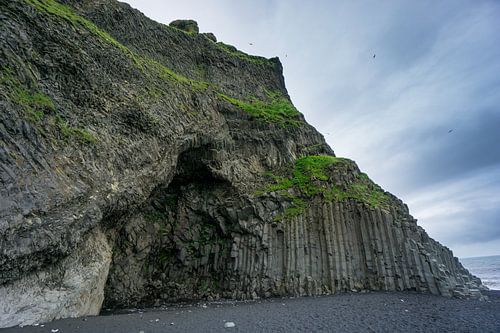 IJsland - Beroemd strand van Vik met basaltzuilen, groen mos en
