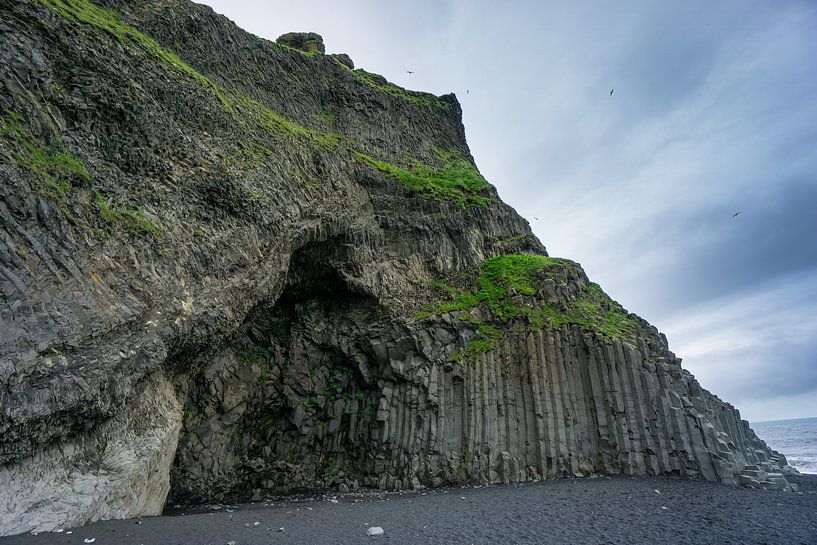 Islande - Célèbre plage de Vik avec des colonnes de basalte, de la mousse verte et de l'eau. par adventure-photos
