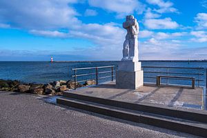 Skulptur Große Stehende auf der Mole in Warnemünde