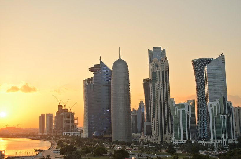 Horizon moderne de Doha pendant un coucher de soleil arabe par iPics Photography