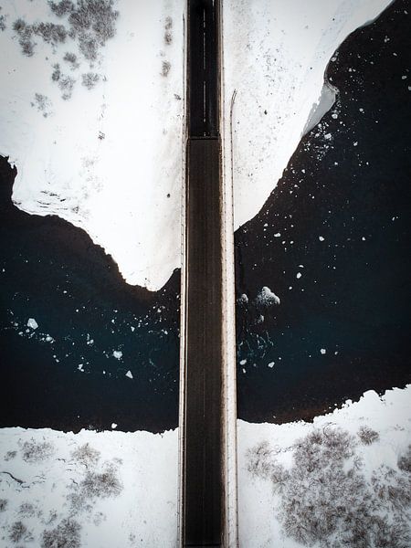 Drohnenaufnahme über dem gefrorenen Island von Roos Maryne - Natuur fotografie