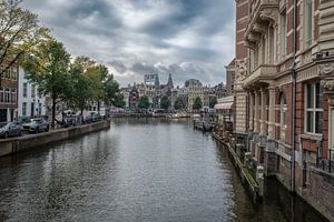 Der Fluss Amstel von der Aluminiumbrücke am Kloveniersburgwal in Amsterdam aus gesehen.