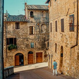 Passer-by in San Gimignano by Studio Reyneveld