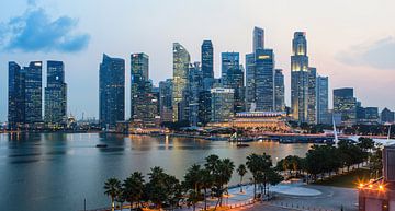 Avond uitzicht op de kern van de stad en het Bayfront district. Singapore Stad staat van Yevgen Belich