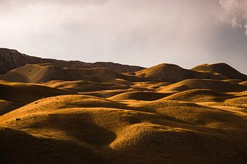 Zonsondergang in de Alai-vallei, Kirgizie van Maarten de Leeuw