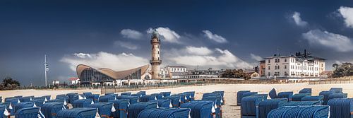 Strand van Warnemünde met strandstoelen en vuurtoren.